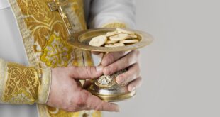 O que é JHS ou IHS, significado bíblico e para Santa Igreja Católica, qual sua Origem, Quem Criou e Por Que Está nas Hóstias