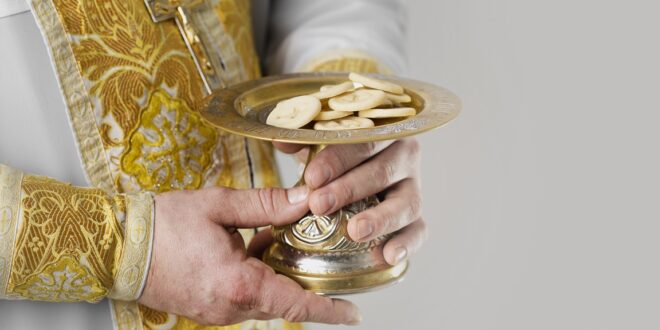 O que é JHS ou IHS, significado bíblico e para Santa Igreja Católica, qual sua Origem, Quem Criou e Por Que Está nas Hóstias