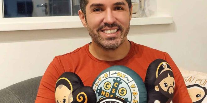 Rodrigo de Sá, dono do site jovens católicos, com produtos da loja católica online São Fofinhos