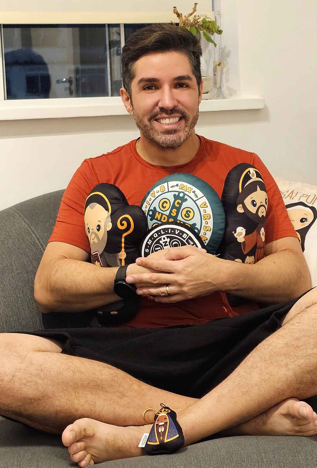 Rodrigo de Sá, dono dos jovens católicos, com Recebidos da loja São Fofinhos Rodrigo de Sá, dono do site jovens católicos, com produtos da loja católica online São Fofinhos