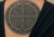Tatuagem da Medalha de São Bento: Por Que Está Se Popularizando Tanto Entre os Jovens Católicos Fazer esse Sacramental