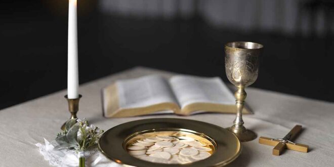 Posso comungar quando se chega atrasado na Santa Missa? Entenda o que ensina a Bíblia e o Catecismo da Igreja Católica.