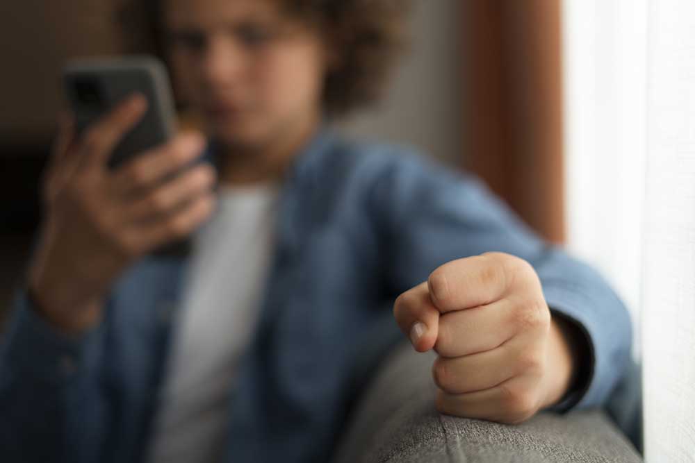 Como o uso excessivo de telas e o vício digital está afetando os jovens católicos Como o uso de telas está destruindo a inocência, a criatividade e a fé das crianças? Um alerta católico, à luz da Bíblia e do Catecismo.