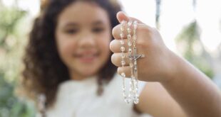 Aprenda a rezar a Novena de Santa Teresinha do Menino Jesus com orações completas para cada dia e descubra seus benefícios espirituais.