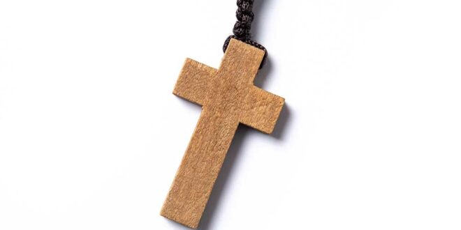 O real significado do crucifixo pingente para os católicos. Entenda como usar, o valor espiritual e por que ele é mais que um acessório.