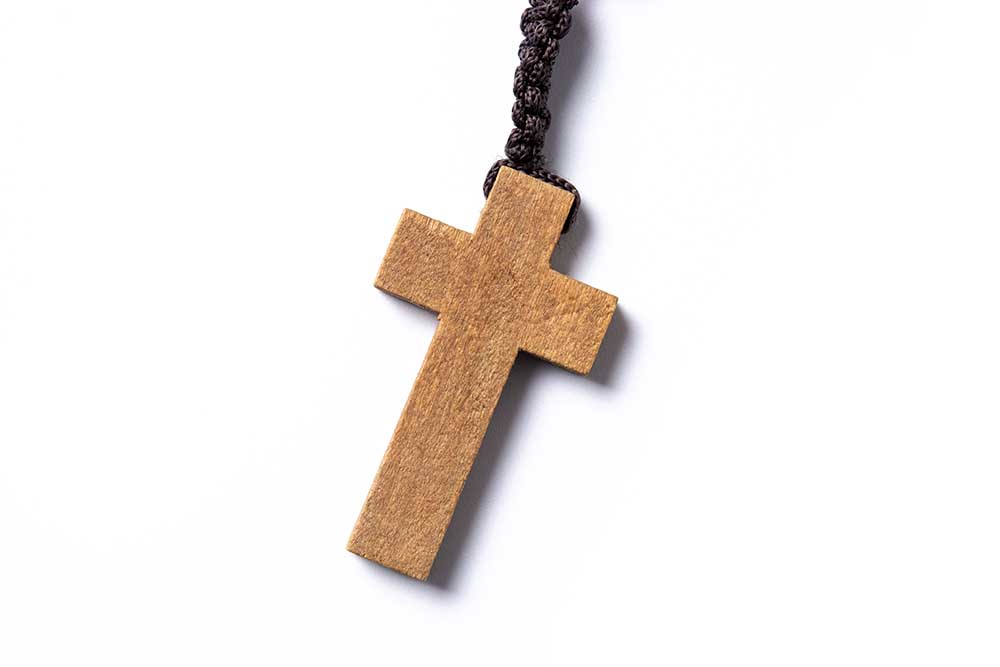 significado espiritual de usar um crucifixo pingente na fé católica O real significado do crucifixo pingente para os católicos. Entenda como usar, o valor espiritual e por que ele é mais que um acessório.