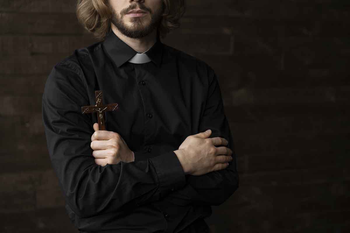 Quem são os Padres Exorcistas e quais suas a missões segundo a igreja católica Os padres exorcistas, sua missão de oração e libertação, e a mensagem do Papa Leão XIV sobre esse importante ministério da Igreja.