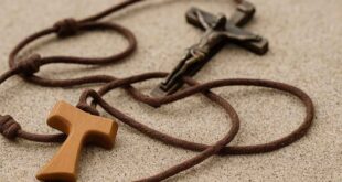 Saiba o significado da Cruz de Taus, seu simbolismo cristão, os três nós do cordão franciscano, quem pode usá-la e a importância da bênção.