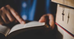 Conheça 12 livros católicos essenciais que todo jovem deve ler. Clássicos e atuais para crescer na fé, na sabedoria e na vida espiritual.