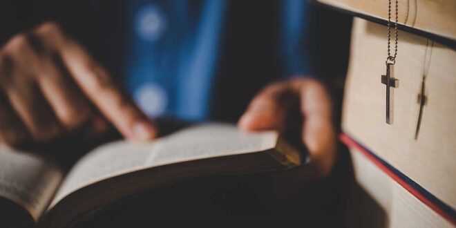 Conheça 12 livros católicos essenciais que todo jovem deve ler. Clássicos e atuais para crescer na fé, na sabedoria e na vida espiritual.