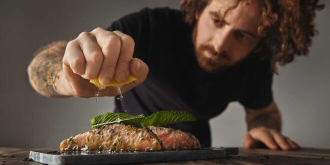 É pecado comer carne? Descubra o que o catolicismo ensina sobre comer carne na Sexta-Feira Santa, segundo o Catecismo e o Direito Canônico.