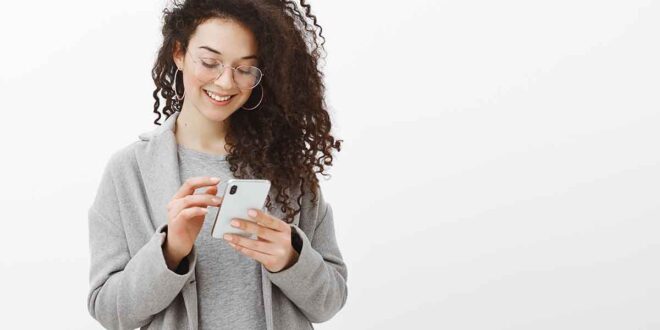 Como viver e evangelizar sendo católico nas redes sociais com fé e leveza, sem ser chato. Dicas práticas para jovens católicos no digital.