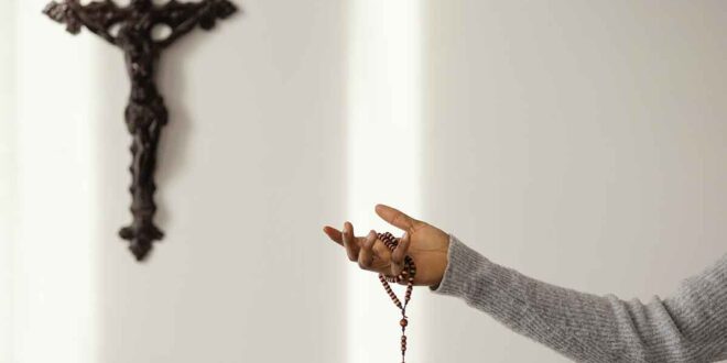 Descubra 5 hábitos que ajudam jovens católicos a viver uma fé autêntica e verdadeira no dia a dia, com leveza e propósito cristão.