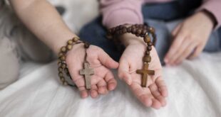 Descubra a diferença entre o rosário e o terço e aprenda como rezar cada um com amor, fé e propósito. Guia prático para jovens católicos.