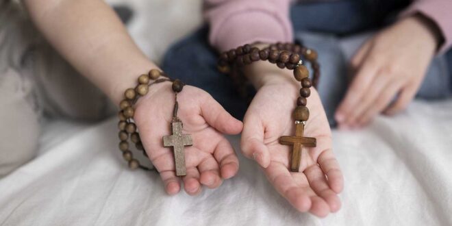 Descubra a diferença entre o rosário e o terço e aprenda como rezar cada um com amor, fé e propósito. Guia prático para jovens católicos.