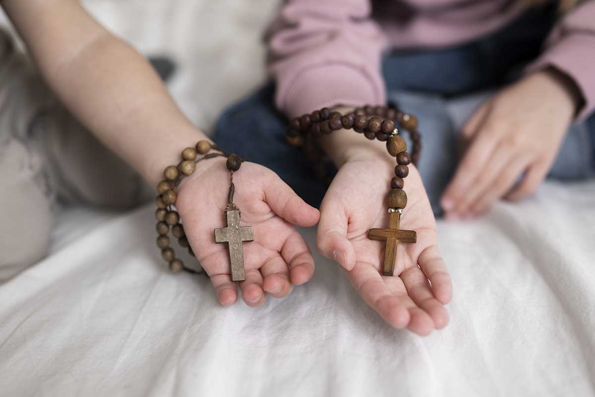 Descubra a diferença entre o rosário e o terço e aprenda como rezar cada um com amor, fé e propósito. Guia prático para jovens católicos.