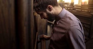 Descubra as mais belas orações católicas de santos e da tradição da Igreja para momentos de angústia, tristeza, ansiedade e aflição.