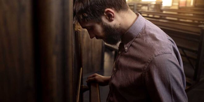 Descubra as mais belas orações católicas de santos e da tradição da Igreja para momentos de angústia, tristeza, ansiedade e aflição.