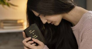 Descubra como discernir sua vocação católica com fé e alegria. Dicas práticas para ouvir o chamado de Deus e viver seu propósito com amor.