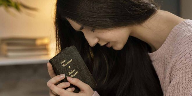 Descubra como discernir sua vocação católica com fé e alegria. Dicas práticas para ouvir o chamado de Deus e viver seu propósito com amor.