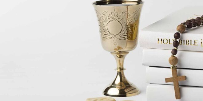 Descubra o significado dos sacramentos católicos e como vivê-los com fé e alegria no dia a dia. Um guia prático para jovens católicos.