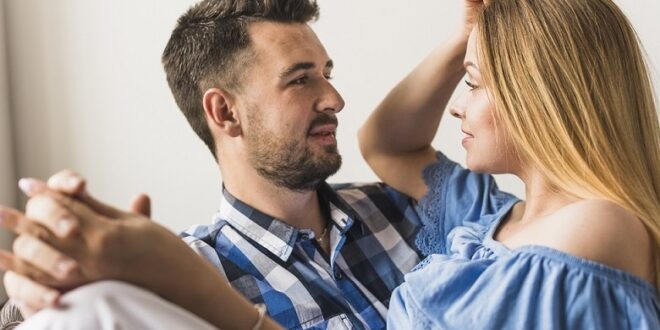 Descubra como viver a castidade no namoro segundo a fé católica. Um guia para jovens que desejam um amor verdadeiro, santo e duradouro.