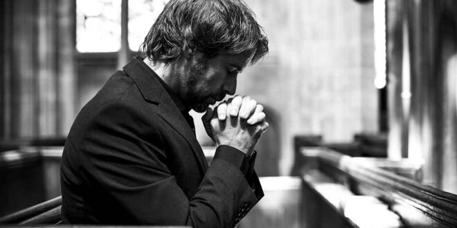 Descubra como um católico pode ajudar as almas do purgatório com orações, Missas, indulgências e gestos concretos de amor e misericórdia.