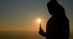 Descubra por que o cristão não pode viver sozinho na fé e como a comunidade é essencial segundo a Bíblia e o Catecismo da Igreja Católica.