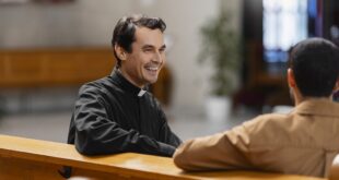 Entenda o que é direção espiritual católica, como funciona, para quem é e como encontrar um diretor para crescer na santidade.