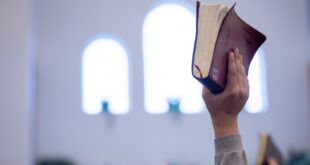 Entenda o que é o Cristianismo sem cruz, por que atrai tantos fiéis hoje e como viver a fé autêntica segundo o Evangelho de Cristo.