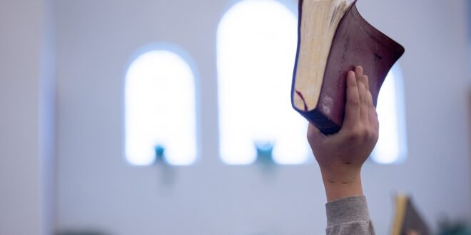 Entenda o que é o Cristianismo sem cruz, por que atrai tantos fiéis hoje e como viver a fé autêntica segundo o Evangelho de Cristo.