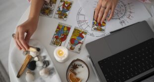 Por que tarô, astrologia e esoterismo atraem tantos jovens, inclusive católicos? Entenda as causas e o ensinamento da Igreja sobre o tema.