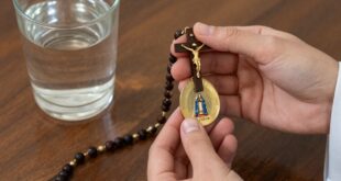 O que são os sacramentais católicos? Entenda seu significado, tipos, finalidade e como usá-los corretamente na vida espiritual.