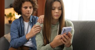 Entenda o controle parental à luz da Bíblia e do Catecismo e como orientar jovens católicos no uso equilibrado das telas e da tecnologia.