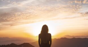 Entenda o que é despertar espiritual segundo a Bíblia e o Catecismo. Sinais, metanoia e como iniciar essa transformação sendo jovem católico.