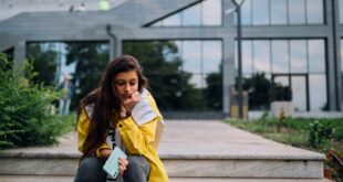 Entenda por que o isolamento social cresce entre jovens, o impacto do excesso de tecnologia e o que a fé católica ensina sobre comunhão.