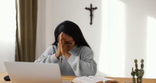 Rosário às 4h da manhã, por que acordar cedo para rezar fortalece a fé e o combate espiritual dos jovens católicos