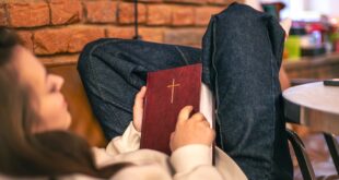 Saiba o que é um Devocionário Católico, para que serve, como usar em 2026 e quais os benefícios para os jovens católicos.