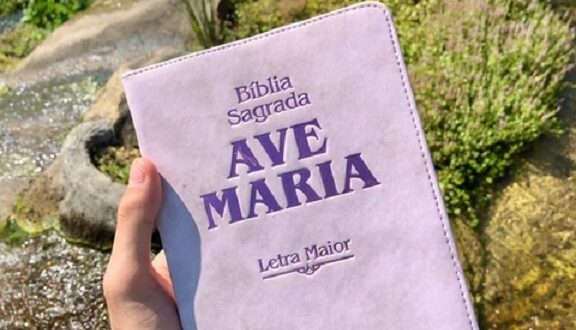 Descubra o que é a Bíblia Ave Maria, diferenças para outras edições, versões, preço médio e por que é ideal para jovens e iniciantes.