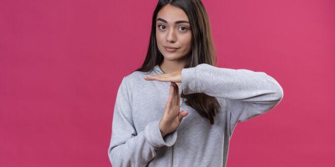 Impor limites segundo a Bíblia e o Catecismo: significado, importância espiritual e como jovens católicos podem estabelecer limites saudáveis nas relações.