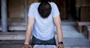 O que é renúncia na Bíblia? Entenda o significado de negar-se a si mesmo segundo Jesus, o Catecismo e os santos da Igreja Católica.