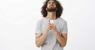 Descubra como saber se Deus está falando comigo segundo a Bíblia, o Catecismo e os santos. Guia prático para jovens católicos.