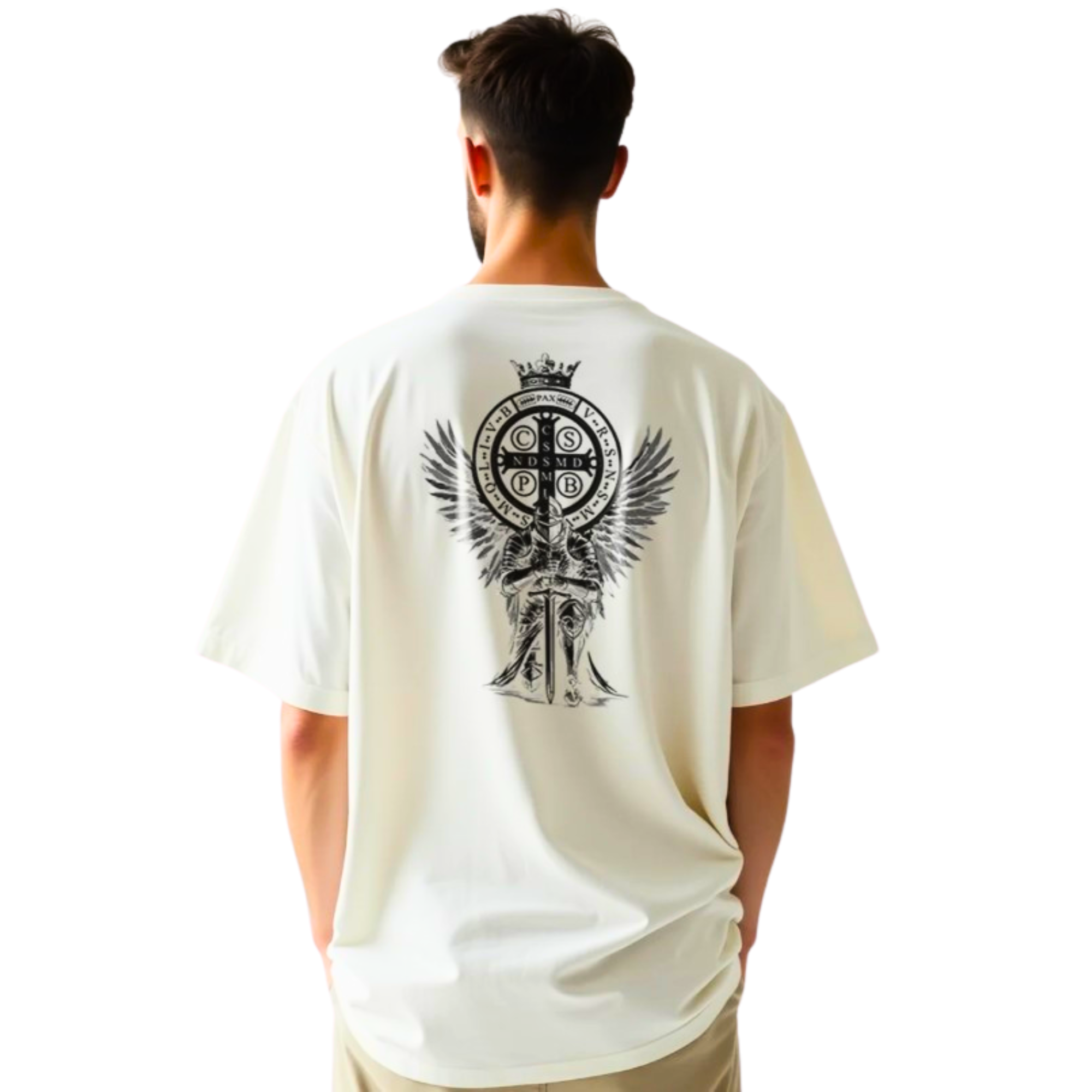 Modelo usando camiseta católica