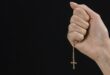 Descubra como reconhecer os sinais de Deus na sua vida, discernir Sua vontade e perceber quando Ele está guiando seus passos.