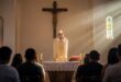 As partes da Santa Missa, a estrutura da celebração, o significado de cada rito, a Liturgia da Palavra, a Liturgia Eucarística e a Comunhão.