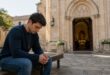 Jovem católico rezando para discernir um chamado de Deus