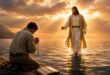 Fiel rezando o Terço da Confiança diante de Jesus Cristo em clima de paz e esperança