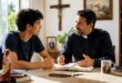Jovem católico recebendo orientação de um guia espiritual católico