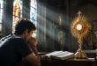 Discernimento dos espíritos segundo a Igreja Católica com jovem em oração e Bíblia aberta