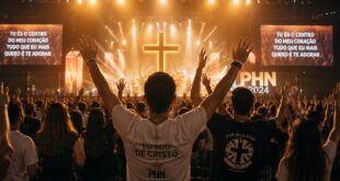 Jovens católicos reunidos em oração no PHN 2026 com cruz iluminada ao fundo